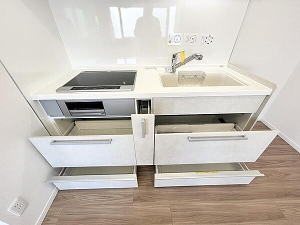 【キッチン】　収納スペースが豊富で、調理器具や食材もスッキリ片付きます。