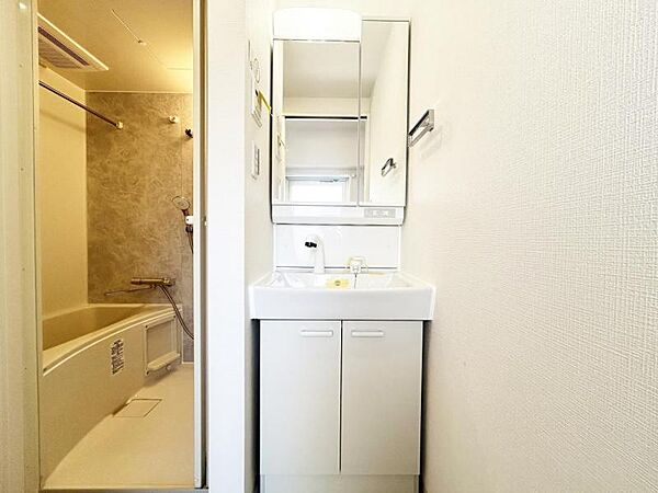 【ランドリースペース】　日常使いの収納にとても便利な収納棚がついています