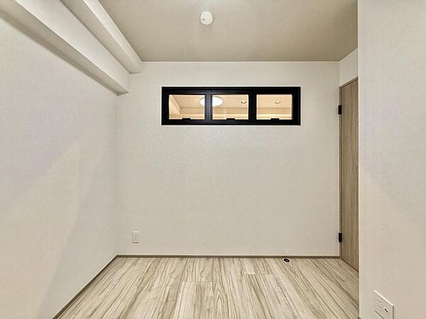 【洋室：4.3帖】　大切な洋服はもちろんのこと、季節の家電やスーツケースなど、大きな荷物もしっかり収納でき　住空間を広く有効的にお使いいただけます