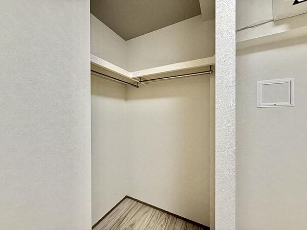 【収納】　大容量の収納が各部屋にあるから、生活感をスッキリ隠せる。来客時も慌てず、日常も気持ちよく。空間に余白があると心にも余裕が生まれます。