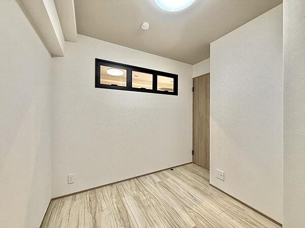 【洋室：4.3帖】　独立性を高めたお部屋。たっぷりの収納も配備しており、片付いた空間を実現出来そう