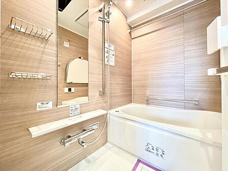 【浴室】 疲れた体をしっかりとほぐすことができる安らぎの時間。ゆったりと体を沈められるサイズ感です