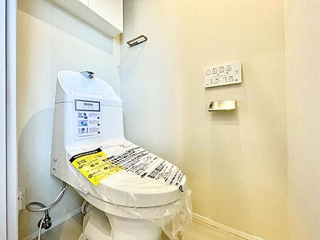 【トイレ】 清潔感のある内装。掃除のしやすさを重視した床材を使用しています。忙しい日々でも無理なく清潔さを保てます。