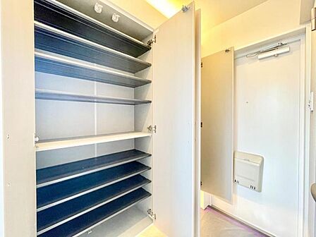 【収納】 玄関にも大きなシューズボックスが備わり空間をスッキリと使えます