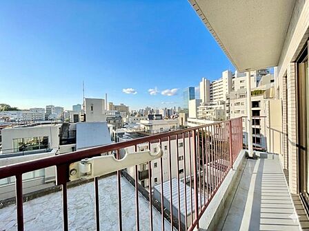 【バルコニー】 窓の外に広がる穏やかな風景