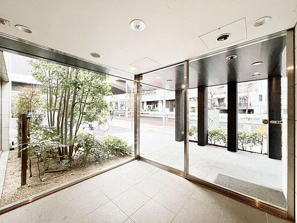 【エントランス】住まいの顔ともいえるエントランスは、上品で洗練された印象に仕上がっています。