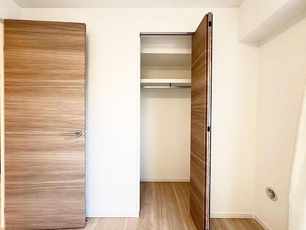 【収納】　大容量の収納が各部屋にあるから、生活感をスッキリ隠せる。来客時も慌てず、日常も気持ちよく。空間に余白があると心にも余裕が生まれます。