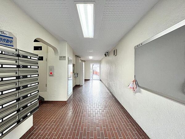 【エントランス】　外観に馴染む端正なエントランスが迎える