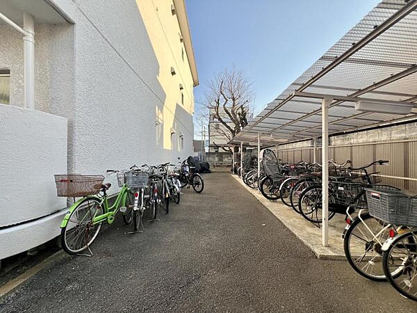 【駐輪場】　広く停めやすい駐輪場