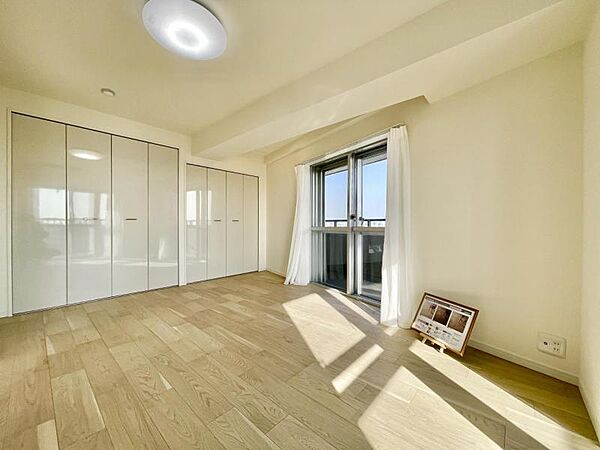 【洋室：8.2帖】　休日は一日中まったりと過ごしたくなる居心地の良い空間