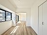 洋室：【洋室：5.3帖】リビングと隣り合う洋室。趣味の部屋にもお子様の部屋にも出来る汎用性があります。
