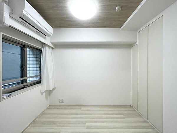 【洋室：5.5帖】気持ちのいい風が吹き込む洋室。のんびりと読書をしたり、趣味に没頭できる空間です