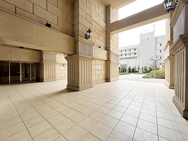 光あふれる開放感あるエントランスは上質で洗練された空間