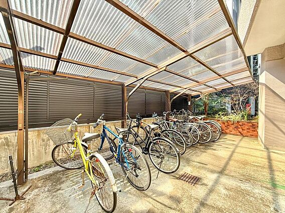 【駐車場】　屋...