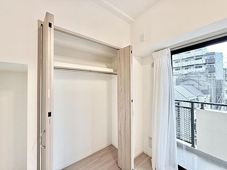 【収納】 大型のクローゼット完備。衣類だけではなく棚にはバッグなどの小物、大型のスーツケースも下部にスッキリと収納でします