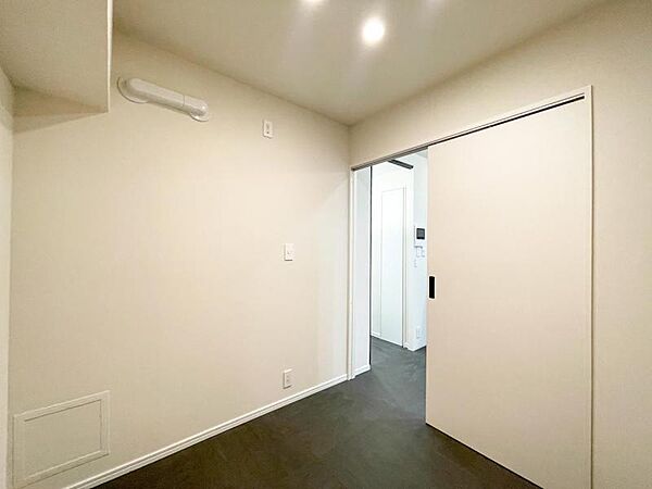 【洋室】　仕事や趣味のスペースとしても活用できる、多用途に使える部屋。
