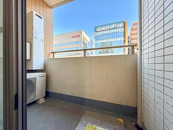 【バルコニー】　南東向きのバルコニーは日差しも気持ちよく開放的な空間です