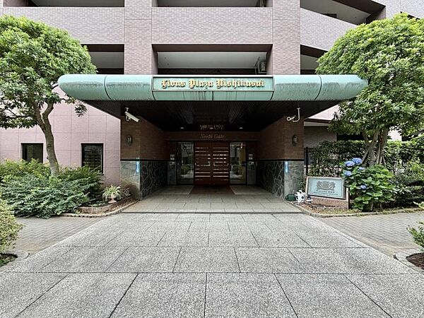 【エントランス】豊かな植栽に包まれたエントランスアプローチ。