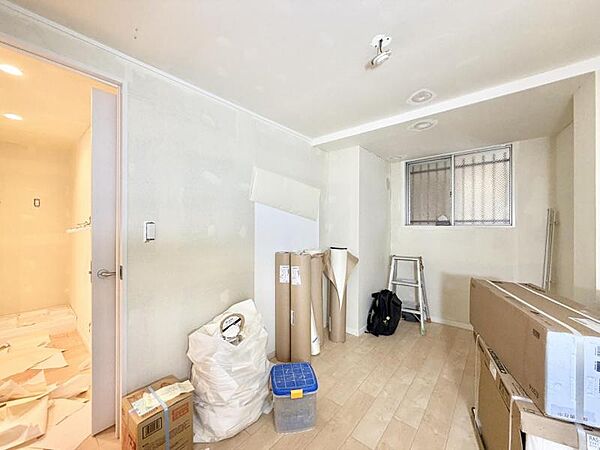 【LDK】　落ち着いた色合いの内装で、居心地の良い空間を演出。
