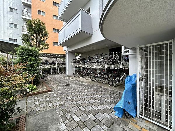 【エントランス】清潔感のある共用部分。