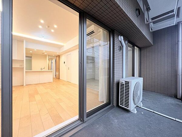 【バルコニー】心地よい風と豊かな採光が舞い込む贅沢なバルコニーです。