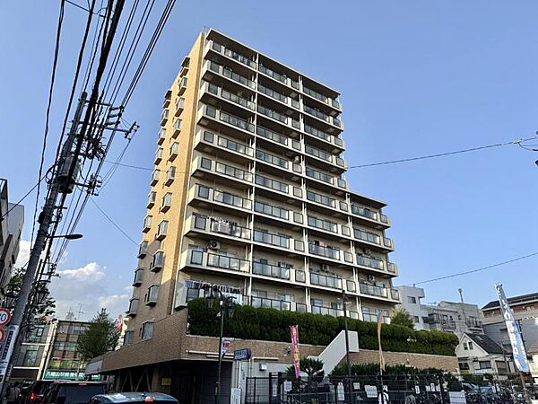 【外観】街並みに溶け込みながらも存在感を放つ外観