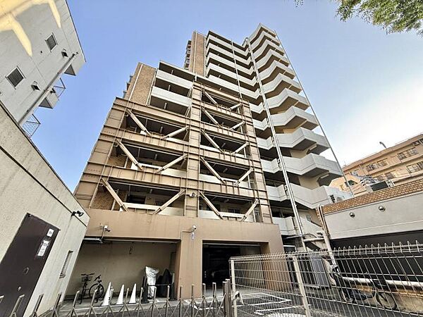 【外観】端正なフォルムが印象に残る建物デザイン