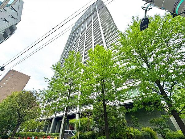 【外観】　都心にそびえる洗練のタワー。街の景色を一望できる、圧倒的な開放感があります。