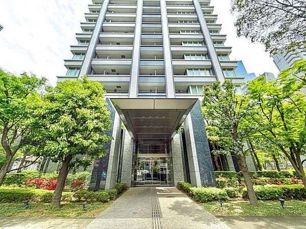 【外観】　高層ならではの眺望と開放感。都心の利便性と、空とつながる暮らしが両立します。