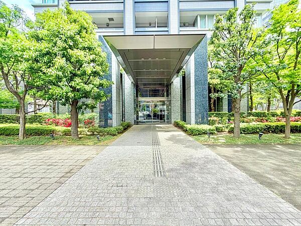 【エントランス】　しっかりと管理が行き届き開放感があり明るいマンションの顔