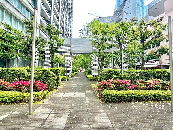 【エントランス】　豊かな植栽に包まれたエントランスアプローチ。緑が導く我が家への道。