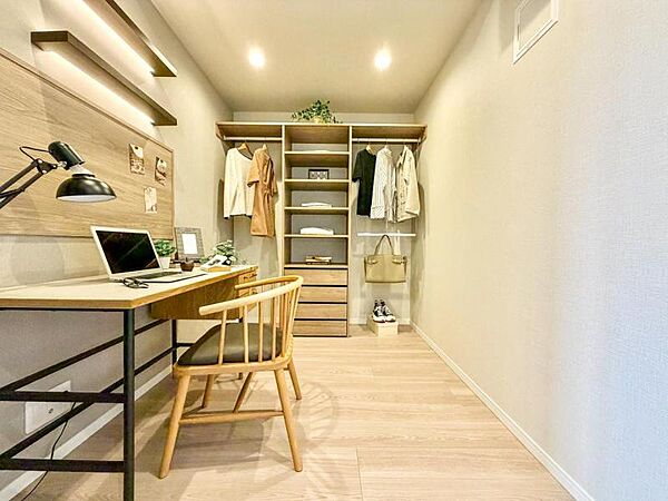 【洋室：3.5帖】　仕事や趣味のスペースとしても活用できる、多用途に使える部屋。