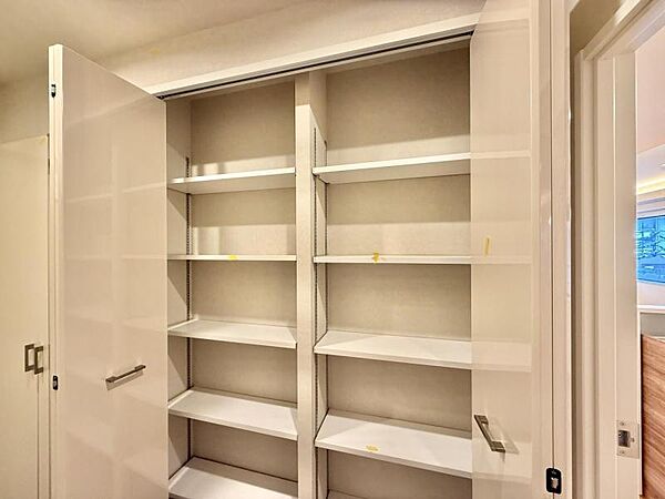 【収納】廊下にも便利な棚収納が備わり、住空間をより効率よく使えます。