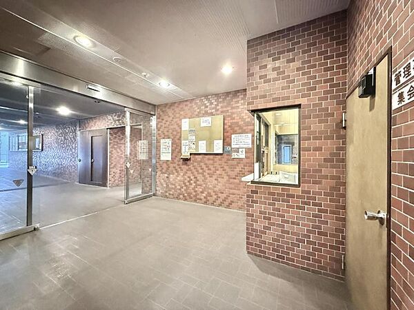 【エントランス】管理の良さが一目でわかる、清掃の行き届いた開放的なエントランス。