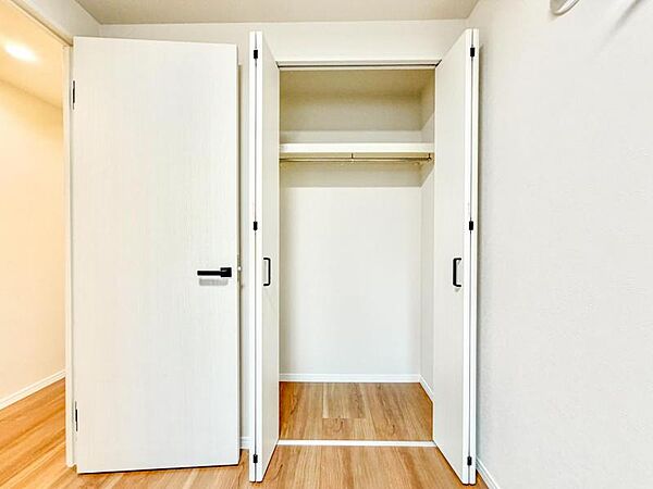 【収納】　大容量の収納が各部屋にあるから、生活感をスッキリ隠せる。来客時も慌てず、日常も気持ちよく。空間に余白があると心にも余裕が生まれます。