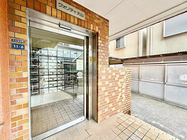 【エントランス】　清潔に保たれたエントランス。住人同士のゆるやかな交流を育む場。