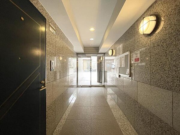【エントランス】ホテルライクな設計で、来客時にも誇れる空間です。