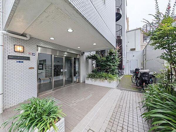 【エントランス】　しっかりと管理が行き届き開放感があり明るいマンションの顔