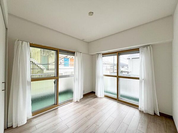 【洋室：5.0帖】　2面採光で解放感のある洋室