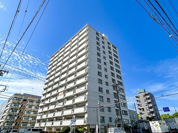【外観】　段層が織りなすリズム感。光と影が美しく交差するモダンな造形。