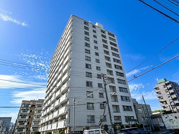 【外観】　周囲の街並みと調和する落ち着いた色調。上質な日常を予感させる。