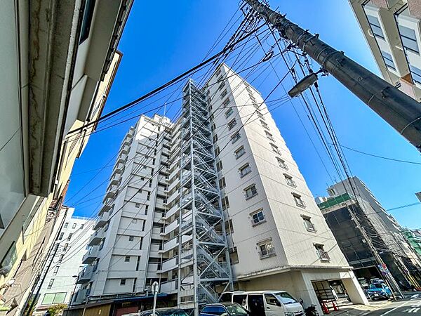 【外観】　都会的な景色の中に溶け込みながら、確かな存在感を放つデザイン。
