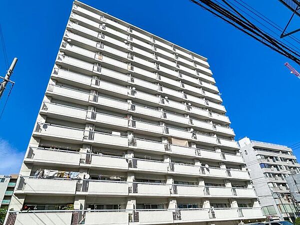 【外観】　規則正しく並ぶ窓のラインが、建物全体に心地よいリズムを生みます。