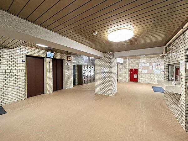 【エントランス】　清潔感のある明るいエントランスが、毎日の帰宅を心地よく迎えてくれます。