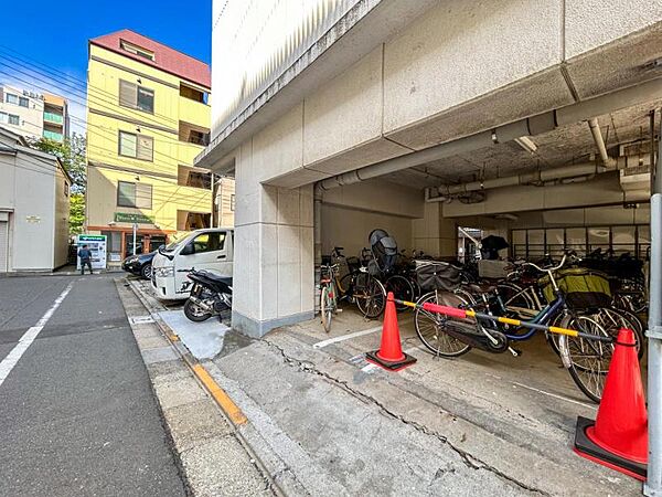 【駐輪場】　屋根付きの駐輪場は雨の日などにとても重宝します。
