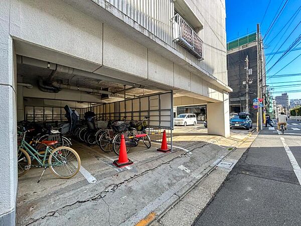 【駐輪場】　広くしっかりと区画分けされた駐輪場。管理も行き届いて使いやすそうです
