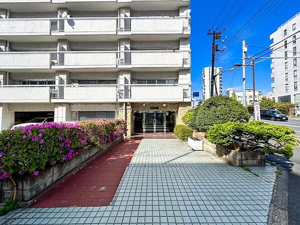 【エントランス】　清掃が行き届き、植栽も綺麗に整えられています。