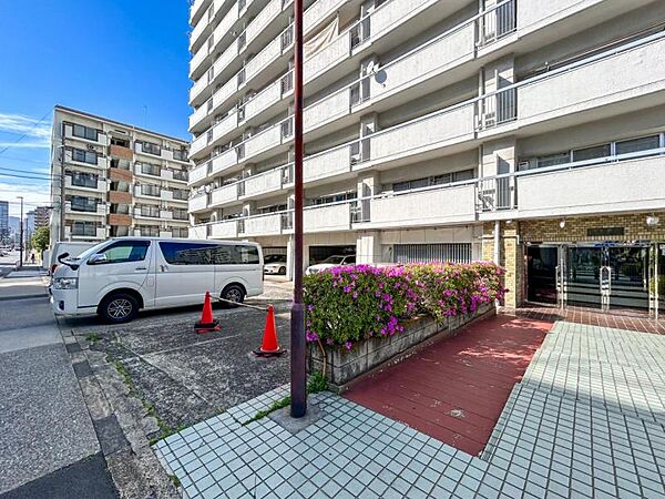 【エントランス】　奥行きがあり、道路からの視線も気になりません。