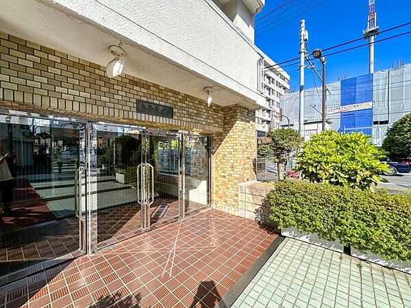 【エントランス】　落ち着いた色調のタイル貼りで、清潔感があります。