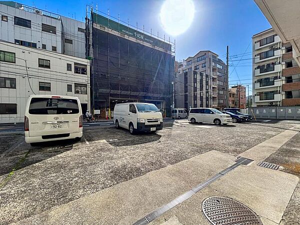 【駐車場】　車の出し入れもスムーズな使い勝手の良い駐車スペースです。